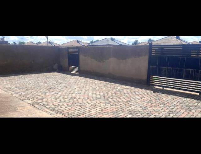 2 BEDROOM HOUSE FOR SALE IN LUFHERENG